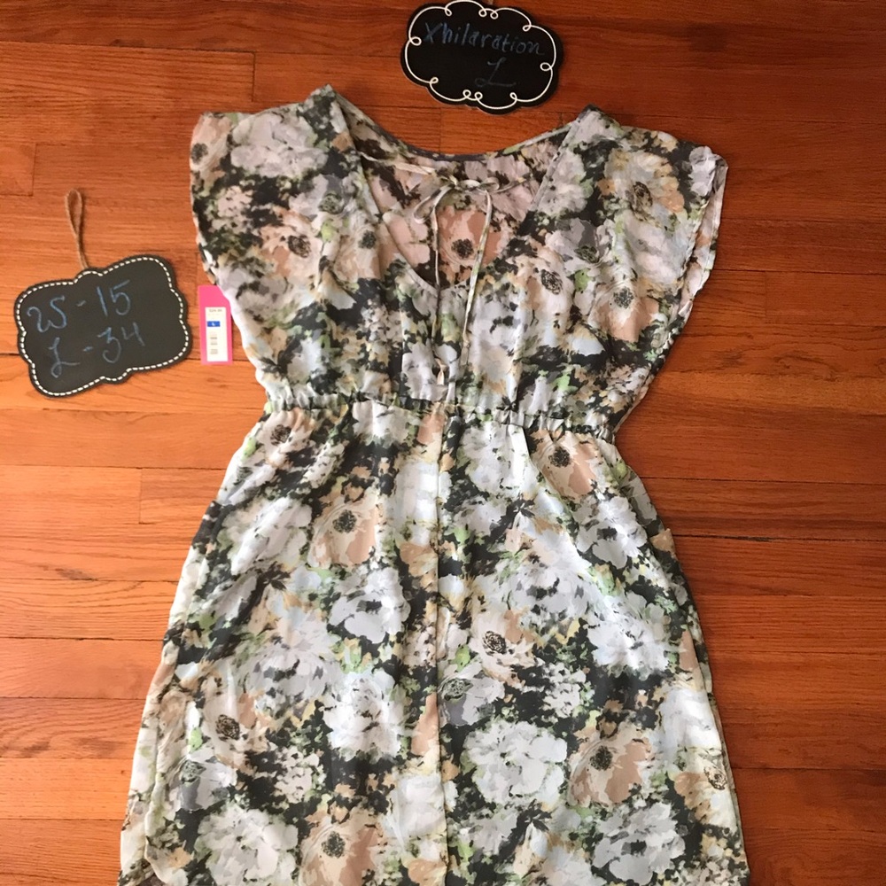 NWT Floral Dress with Double Pockets! - Picture 4 of 12